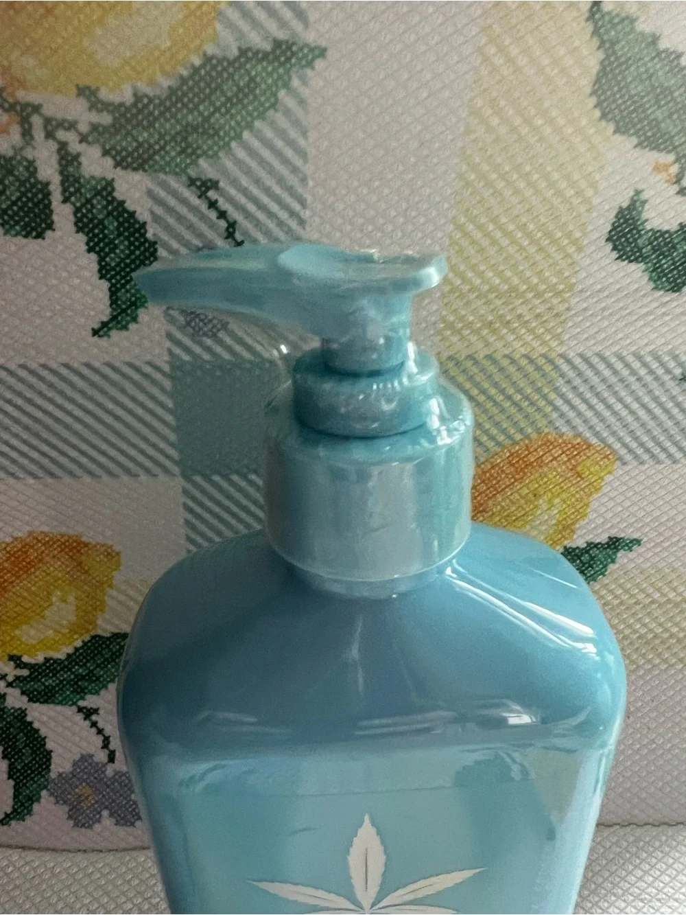 Hempz Ocean Breeze Herbal Body Moisturizer - Light Blue Bottle Factory Sealed.